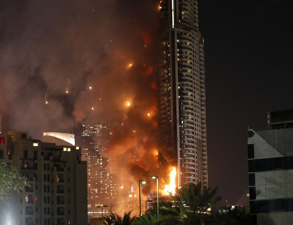 ซากปรักหักพังที่ติดไฟ ตกมายังพื้นเบื้องล่าง ทำให้ไฟไหม้ตามไปด้วย (ภาพ: AFP)