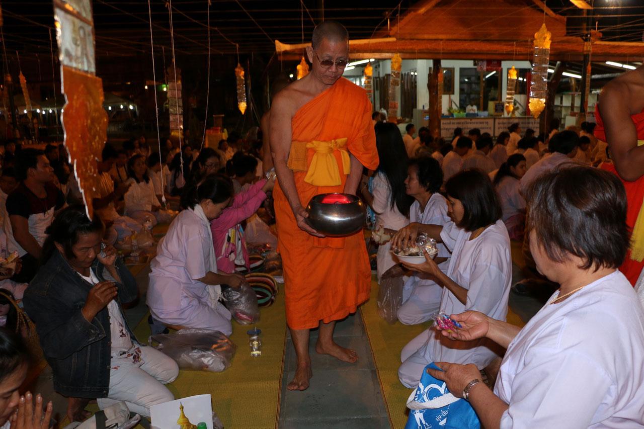สวดมนต์เสร็จก็ทำบุญใส่บาตรก่อนใคร ตามความเชื่อ