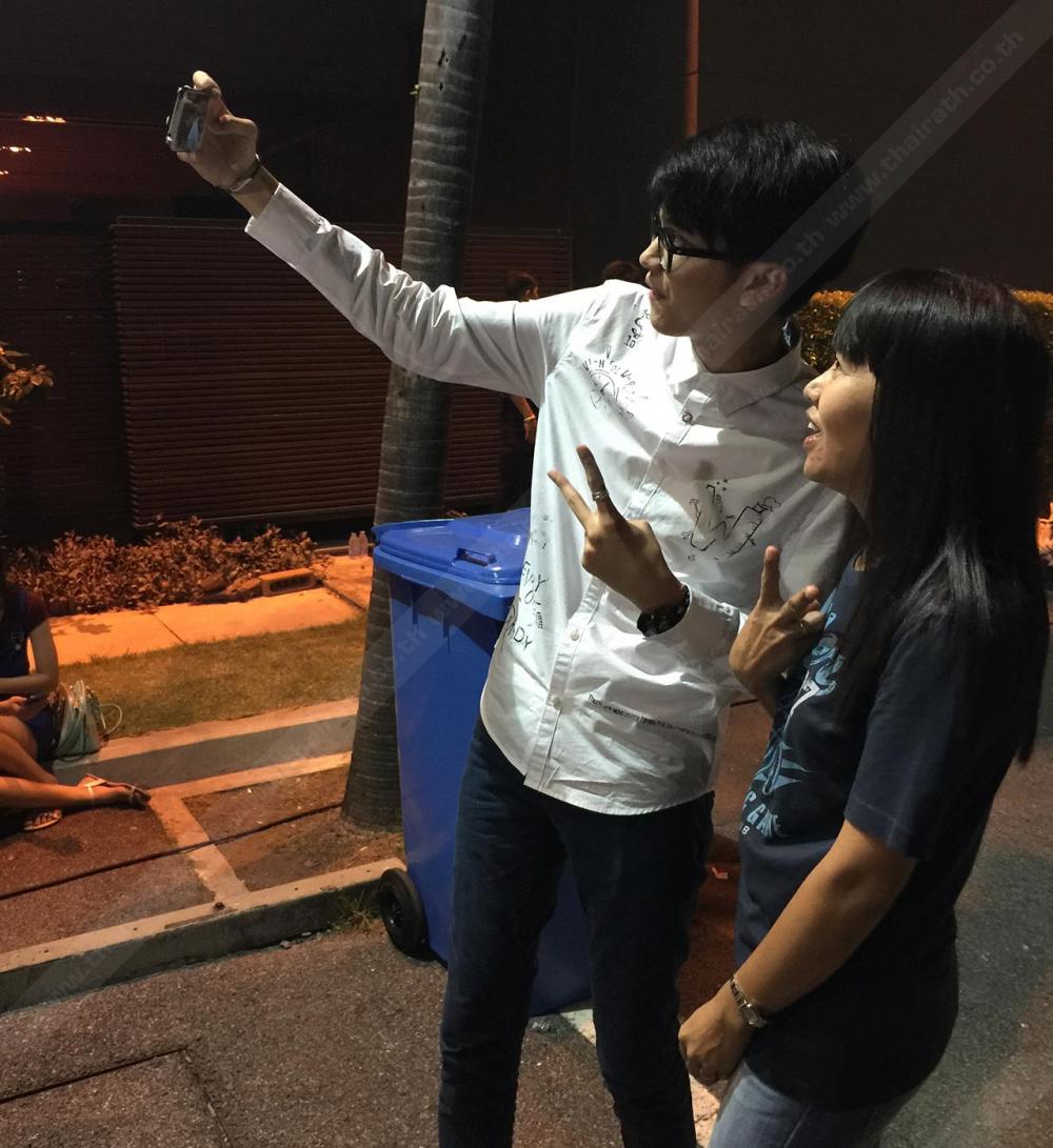 ได้ใจแฟนคลับ ดึกดื่นยังให้ถ่ายรูปแบบกันเอง