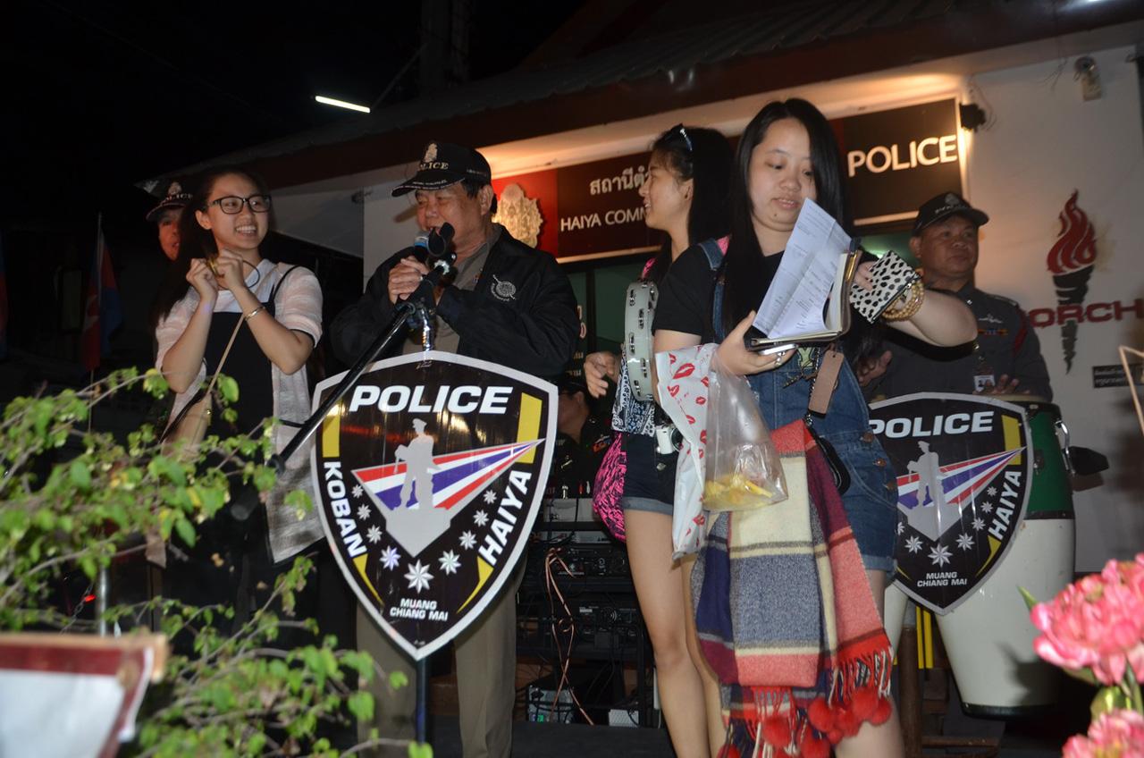นักท่องเที่ยวจีนร่วมร้องเพลงภาษาจีน โดยมีบางส่วนยืนเชียร์อยูู่ด้านล่าง