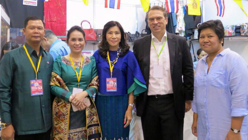 ร่วมงาน มนต์ทิพย์ อุปัติศฤงค์ ภริยา ออท.ณ กรุงมะนิลา ฟิลิปปินส์ นำคณะไปร่วมงาน International Bazaar ของ กต.ฟิลิปปินส์ มีกริทเชน ได โรซาริโอ ภริยา รมว.ต่างประเทศฟิลิปปินส์ เป็นประธานจัด.