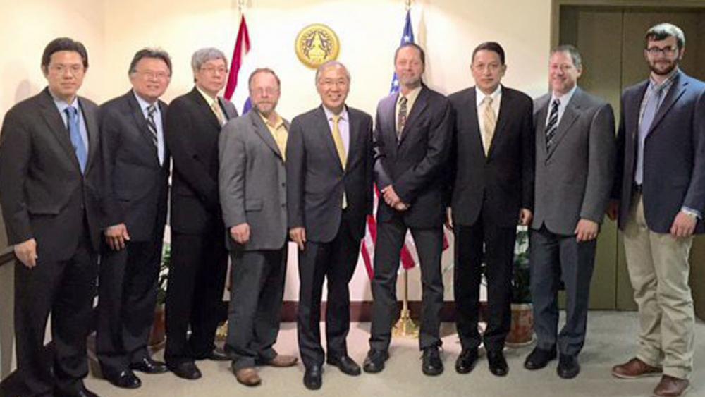 หารือกัน พิศาล มาณวพัฒน์ ออท.ณ กรุงวอชิงตัน ดี.ซี. สาโรจน์ ธนะสันติ อัครราชทูต น.อ.สุวิน แจ้งยอดสุข รน. ผช.ทูต ทร. และ ดร.อดิศร พร้อมเทพ ทูตเกษตร ร่วมหารือกับประธาน Skytruth และองค์กรที่ติดตามเรือประมงในไทย.