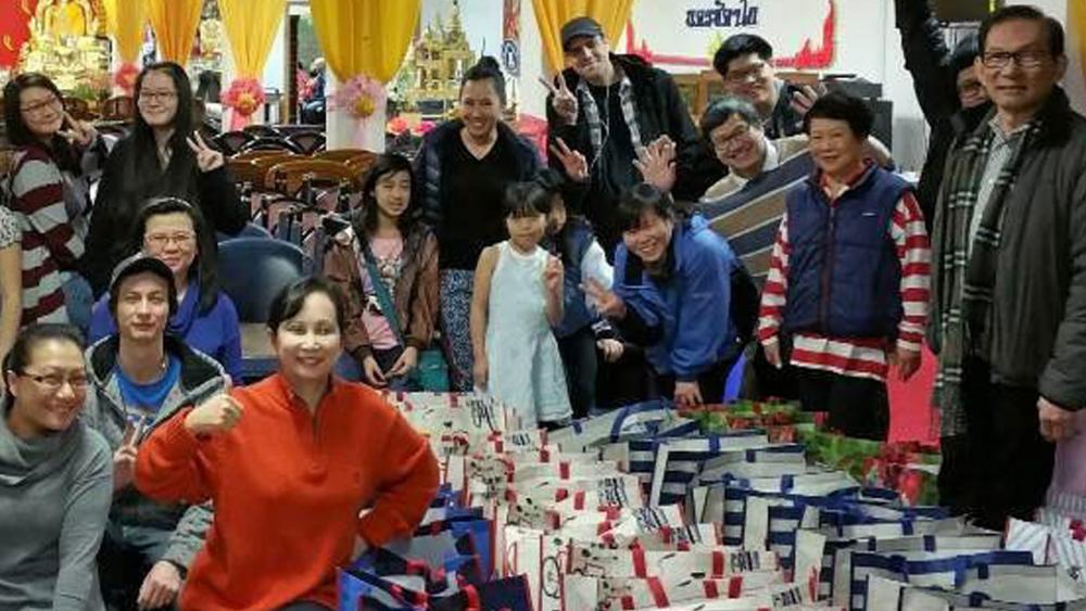 สร้างกุศล ชุมชนไทยในชิคาโก สหรัฐฯ รวมตัวกันที่วัดพระศรีรัตนมหาธาตุ นครชิคาโก เพื่อแจกอาหารและเครื่องนุ่งห่มกันหนาวให้แก่คนจรจัดไร้ที่อยู่ ซึ่งเป็นกิจกรรมประจำปีที่ทำกันมานานแล้ว เพื่อสร้างกุศลแก่เพื่อนมนุษย์.