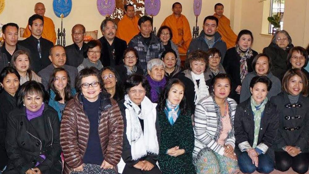 น้อมรำลึก พระวิเทศธรรมกวี ถ่ายภาพกับชาวไทยในนครซานฟรานซิสโก สหรัฐฯ ที่ไปร่วมทำบุญตักบาตรและสวดมนต์ส่งเสด็จ สมเด็จพระญาณสังวร สมเด็จพระสังฆราช สกลมหาสังฆปริณายก ที่วัดพุทธานุสรณ์ ฟรีมอนท์.