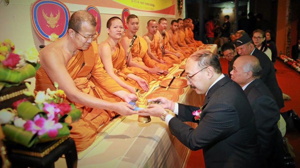 ผ้าพระกฐิน สมเด็จพระมหารัชมังคลาจารย์ ประทานผ้าไตรกฐิน แก่ หรรษ วรรธน ศฤงคลา ออท.อินเดียประจำไทย และ ชลิต มานิตยกุลออท.ไทยประจำอินเดีย ไปถวายที่วัดไทยราชทูต 60 ดาร์จีลิ่ง อินเดีย.