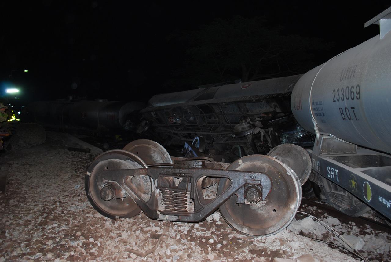 เหตุรถไฟบรรทุกน้ำมันตกรางทำให้เส้นทางรถไฟจากเชียงใหม่ไปลำปางใช้การไม่ได้ชั่วคราว