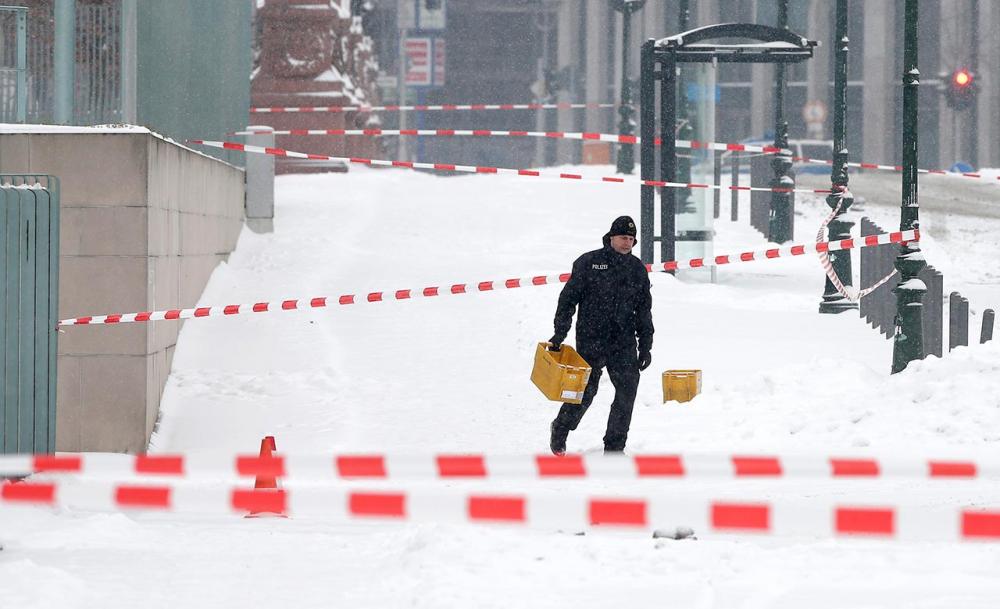 ตำรวจเยอรมนีขนย้ายพัสดุต้องสงสัยออกห่างจากบริเวณทำเนียบนายกฯ (ภาพ: REUTERS)