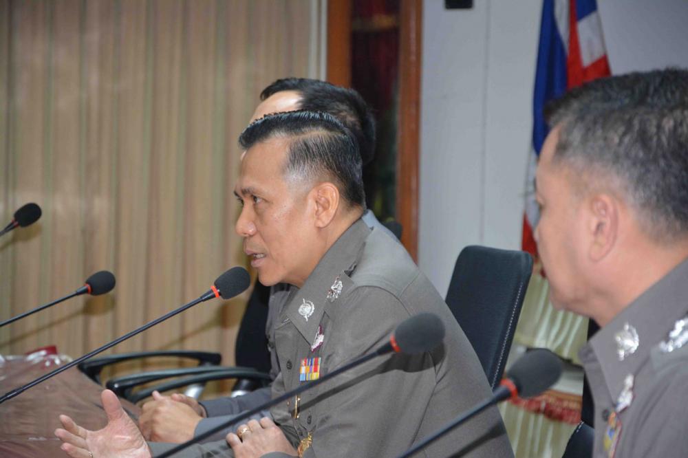 พล.ต.อ.เฉลิมเกียรติ ศรีวรขาน รอง ผบ.ตร. มอบรางวัล “ตำรวจผู้ทำความดีป็นที่ประจักษ์ ให้ จ.ส.ต.เจริญ จันทรัตน์ ผบ.หมู่ จร. สภ.เมืองอุดรธานี ช่วยหญิงสาวผูกคอตาย