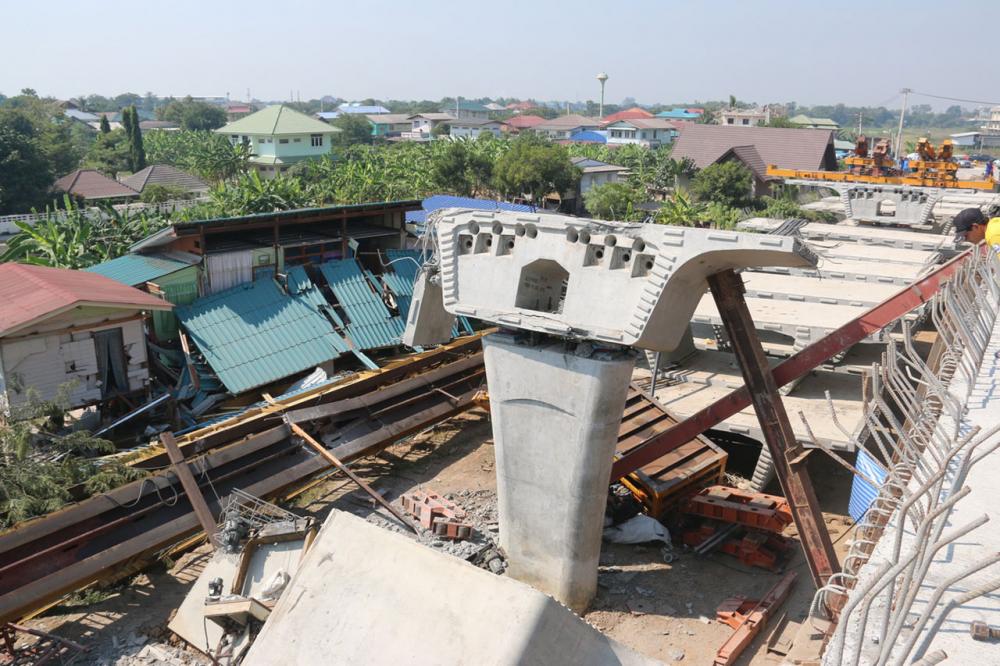 ตอม้อ สะพานข้ามแม่น้ำ ที่จ.พระนครศรีอยุธยา พังทับบ้านเรือนประชาชน มีผู้ได้รับบาดเจ็บ