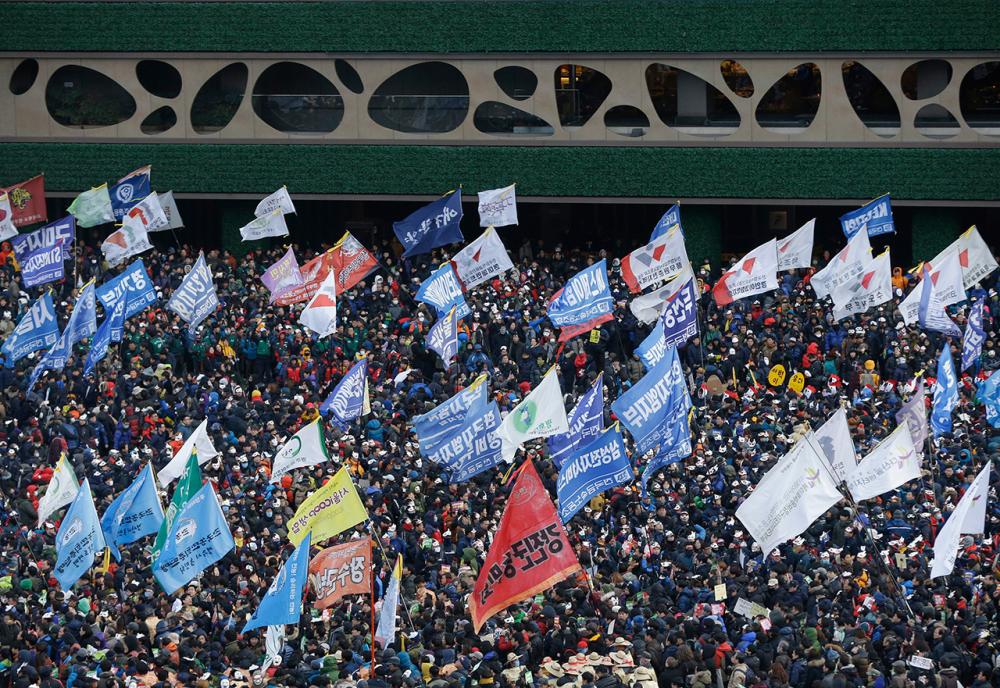 ชาวเกาหลีใต้ออกมาเดินขบวนประท้วงรัฐบาล (ภาพ: AP)