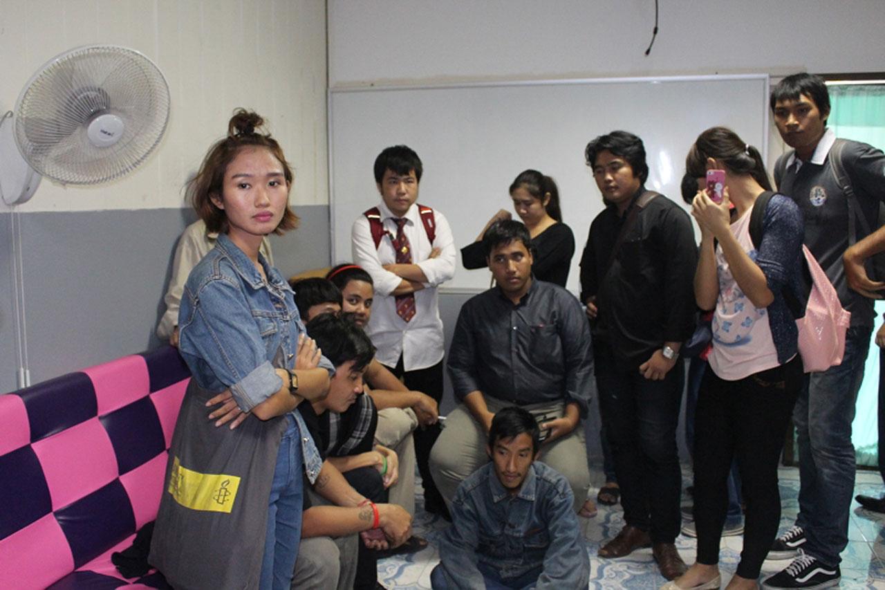 กลุ่มแกนนำนักศึกษาที่ถูกให้มารวมกันในห้องประชุม สถานีรถไฟบ้านโป่ง