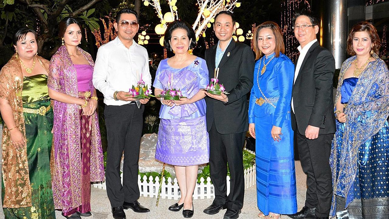 ประเพณีไทย - คุณหญิงทิพยวรรณ ตันตกิตติ์ เปิดงาน “สีสันแห่งนที ประเพณีลอยกระทง” โดยมี มณเฑียร ตันตกิตติ์, ประยุทธ ตามธรรม, ปรางทอง ณ สงขลา, ทวีสันต์ ภิรมย์,รวิภัทร สายลือนาม และ ฐิติมา นาวีเสถียร มาร่วมงานด้วย ที่โรงแรมมณเฑียร ริเวอร์ไซด์ วันก่อน.