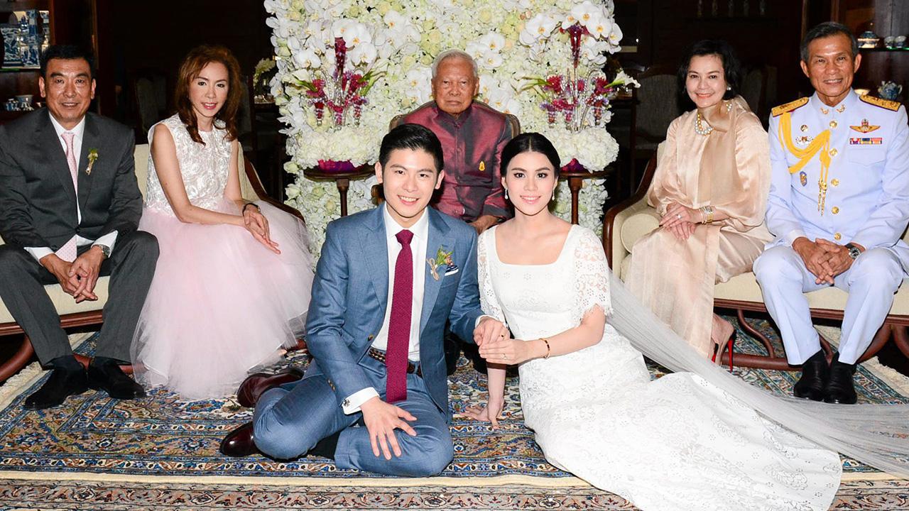 คู่รักคู่เหมาะสม - พล.อ.เปรม ติณสูลานนท์ ประธานองคมนตรีและรัฐบุรุษ เป็นประธานในพิธีหมั้นและฉลองสมรสพระราชทานระหว่าง ร.ต.หญิง พิมดาว บุตรี พล.อ.ไพโรจน์-เกล็ดดาว พานิชสมัย กับ ศุภชัย บุตร ธีระศักดิ์-พรพิไล กาญจนศักดิ์ชัย ที่บ้านปาร์คนายเลิศ วันก่อน.