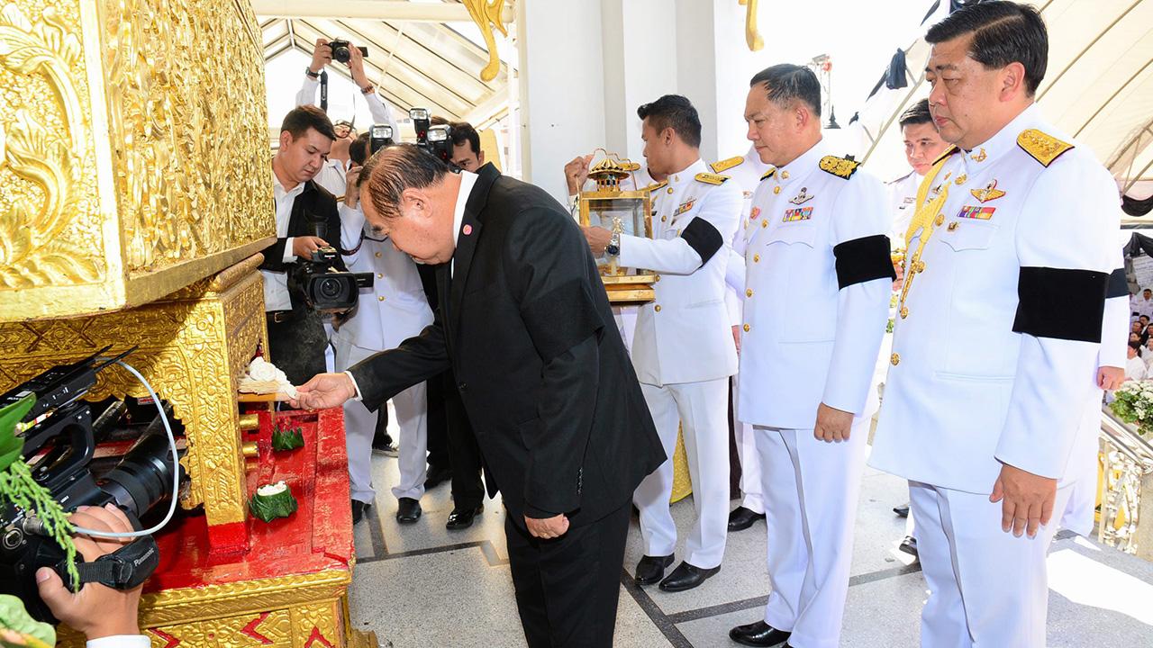 สู่สุคติ - พล.อ.ประวิตร วงษ์สุวรรณ รองนายกรัฐมนตรีและ รมว.กลาโหม เป็นประธานในพิธีพระราชทานเพลิงศพ อมรา แสงสิงแก้ว มารดาของ พล.ต.อ.อดุลย์ แสงสิงแก้ว รมว.พม.ท่ามกลางญาติมิตรผู้ที่รู้จักคุ้นเคยมาร่วมในพิธีกันอย่างคับคั่ง ที่วัดพระศรีมหาธาตุวรมหาวิหาร วันก่อน.