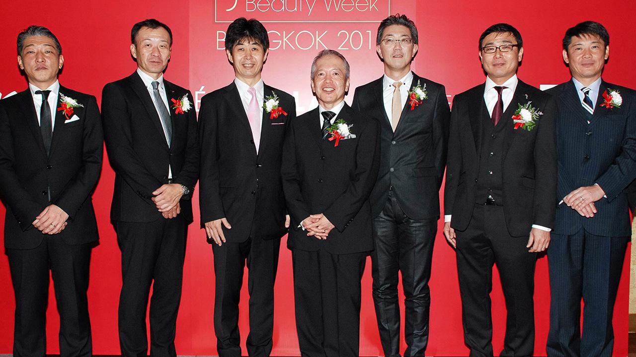 ของญี่ปุ่นจ้า - เท็ตสึยะ คัมเบะ และ ฮิโรชิ ทานิ จัดงาน “Japan Beauty Week Bangkok 2015” เพื่อแนะนำเครื่องสำอางจาก 4 แบรนด์ดัง คาเนโบ, โคเซ่, โพลา และ ชิเซโด้ โดยมี ทัตสึกิ นากาโอะ และ มาซาโนบุ คุซาคาเบะ มาร่วมงานด้วย ที่ทำเนียบเอกอัครราชทูตญี่ปุ่น วันก่อน.