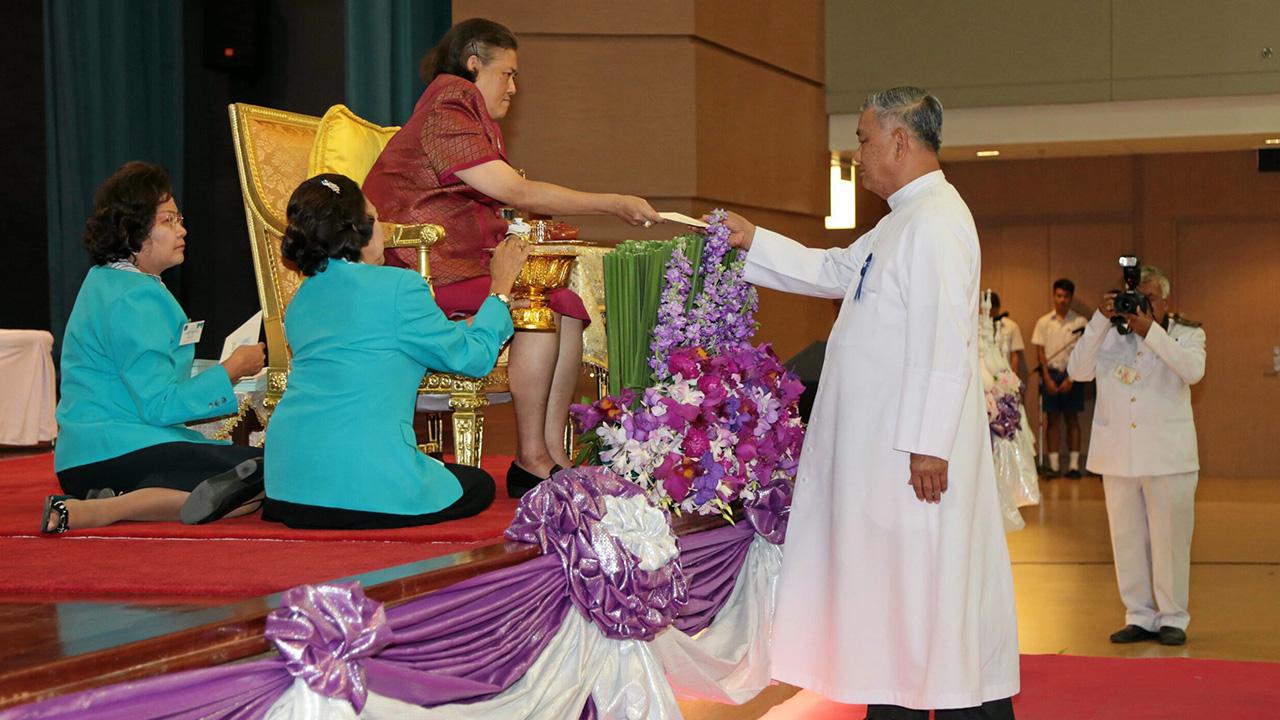 สมเด็จพระเทพรัตนราชสุดาฯ สยามบรมราชกุมารี เสด็จพระราชดำเนินไปพระราชทานรางวัลแก่ ผู้ชนะการแข่งขันในงานกิจกรรมประจำปี ครั้งที่ 36 ณ โรงเรียนอัสสัมชัญ ถนนเจริญกรุง บางรัก เมื่อวันที่ 29 พฤศจิกายน.