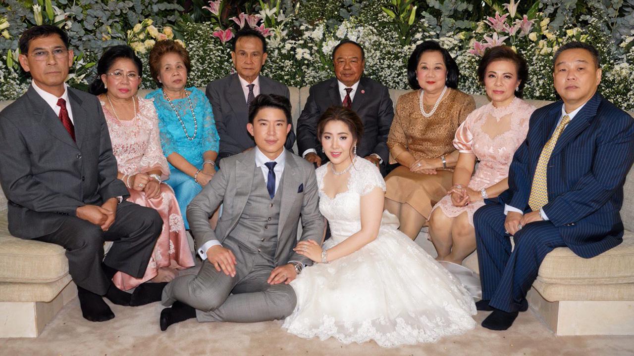 กิ่งทองใบหยก - พล.ต.อ.พรศักดิ์ ดุรงควิบูลย์ และ พล.ต.ต.ถาวร ภูมิสิงหราช เป็นประธานในพิธีหมั้นระหว่าง ชนนิกานต์ บุตรี ดร.นิกร-ภคภรณ์ หงษ์ศรีสุข กับ จิรายุ บุตร พ.ต.ท.ประยูร-อิงอร เตชะมา โดยมี คุณหญิงกิติมา ดุรงควิบูลย์ มาร่วมในพิธีด้วย ที่หมู่บ้านภาณุ วันก่อน.