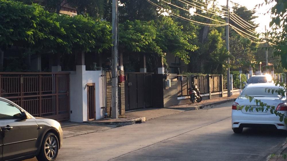 บรรยากาศที่หน้าบ้านนายณัฐวุฒิ เมื่อช่วงเช้าที่ผ่านมา