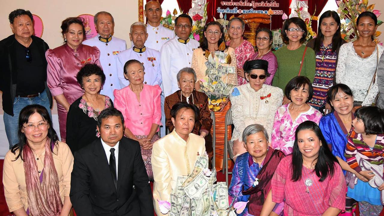 อิ่มบุญ วัลลภ-นันทพร คชินทร เป็นประธานและเจ้าภาพอัญเชิญผ้าพระกฐินพระราชทาน ไปทอดถวาย ณ วัดมงคลรัตนาราม เบิร์กเลย์ สหรัฐฯ มีชาวไทยในซานฟรานซิสโกและใกล้เคียงไปร่วมงานคับคั่ง.