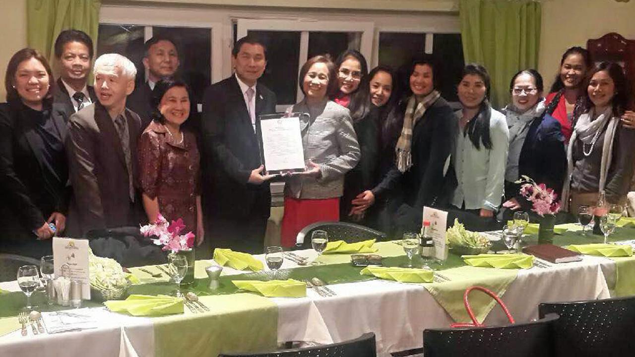 มอบใบรับรอง ไมตรี อินทุสุต ปลัดกระทรวงการพัฒนาสังคมฯ มอบใบรับรององค์กรเพื่อสังคมแก่ นงลักษณ์ ใจสงฆ์ ประธานชมรมหญิงไทยในยุโรป ในการพบปะรับฟังปัญหาที่เมืองคัวร์ สวิตเซอร์แลนด์.