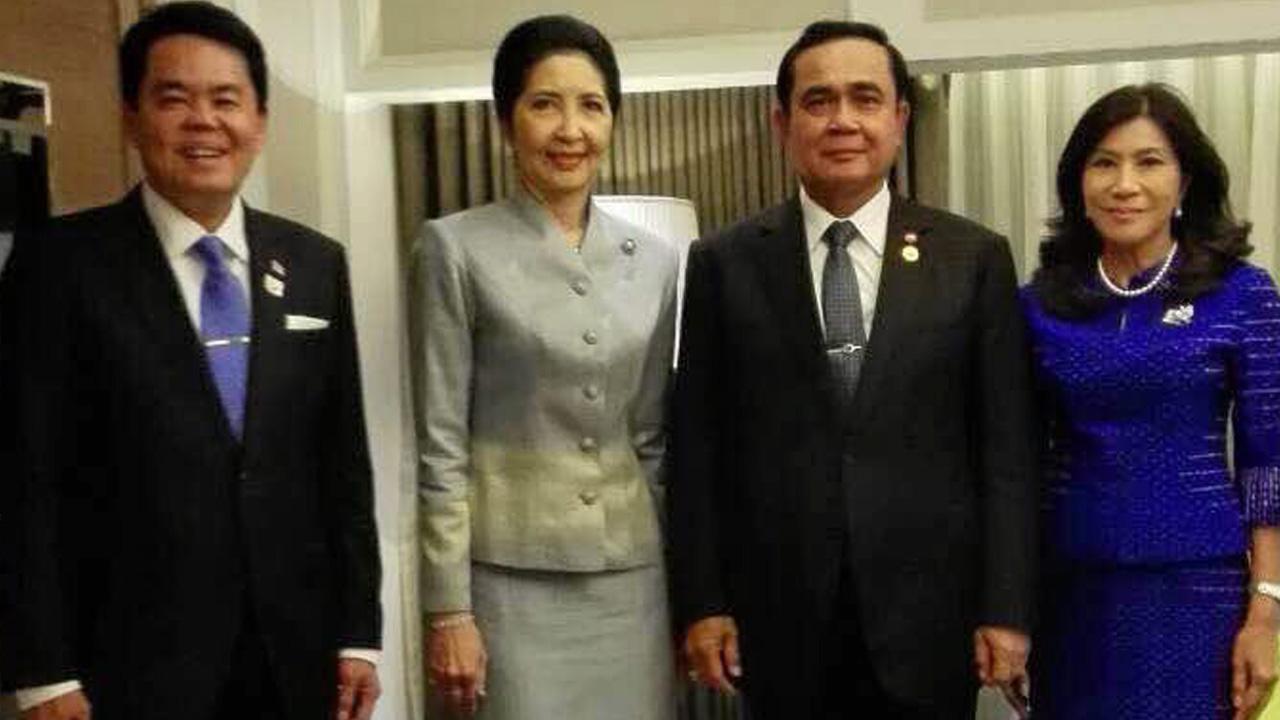 ไปประชุม พล.อ.ประยุทธ์ จันทร์โอชา นายกรัฐมนตรี และ รศ.นราพร ภริยา ไปร่วมประชุมผู้นำเอเปก ครั้งที่ 23 โดยมี ธนาธิป อุปัตติศฤงค์ ออท. ณ กรุงมะนิลา ฟิลิปปินส์ ต้อนรับ ที่กรุงมะนิลา.