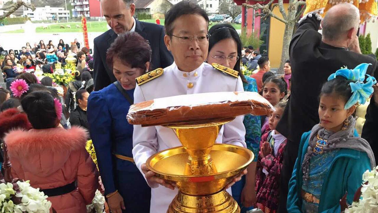ถวายผ้าพระกฐิน ทวีเกียรติ เจนประจักษ์ อทป. ณ กรุงเบิร์น สวิตเซอร์แลนด์ เป็นประธานในพิธีถวายผ้าพระกฐินพระราชทาน ณ วัดศรีนครินทรวราราม สวิตเซอร์แลนด์ มี แม็กซ์-วันดี สุวรรณทูต ไมเนอร์ เจ้าภาพ.