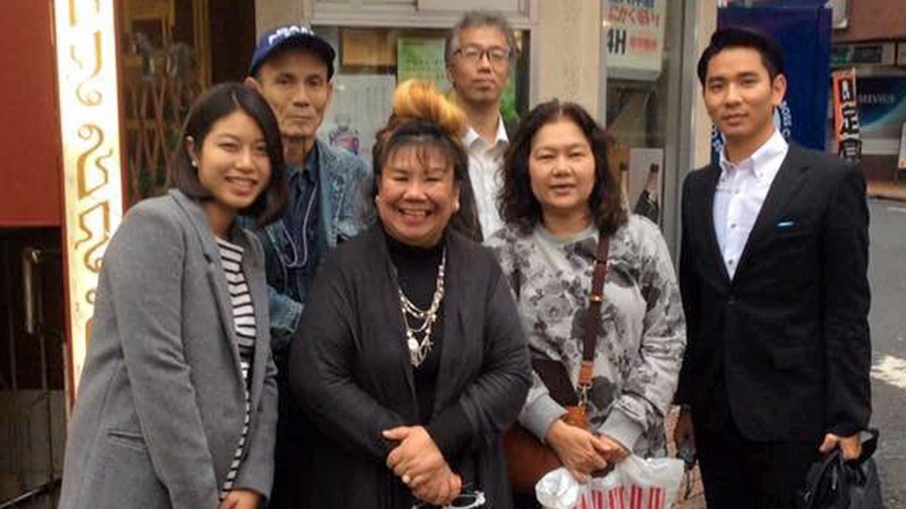 เยี่ยมเยียน สรัญญา จงใจหาญ ไปเยี่ยมเยียน สุพิชญ์-ชญา แฮริส ผู้สื่อข่าวไทยรัฐ ประจำญี่ปุ่น พนอจันวิชยา เทรายาม่า บล็อกเกอร์ชื่อดัง และ ยามาดะ ซูเฮ หนุ่มลูกครึ่งไทย-ญี่ปุ่นที่ร้านสามรส กรุงโตเกียว.