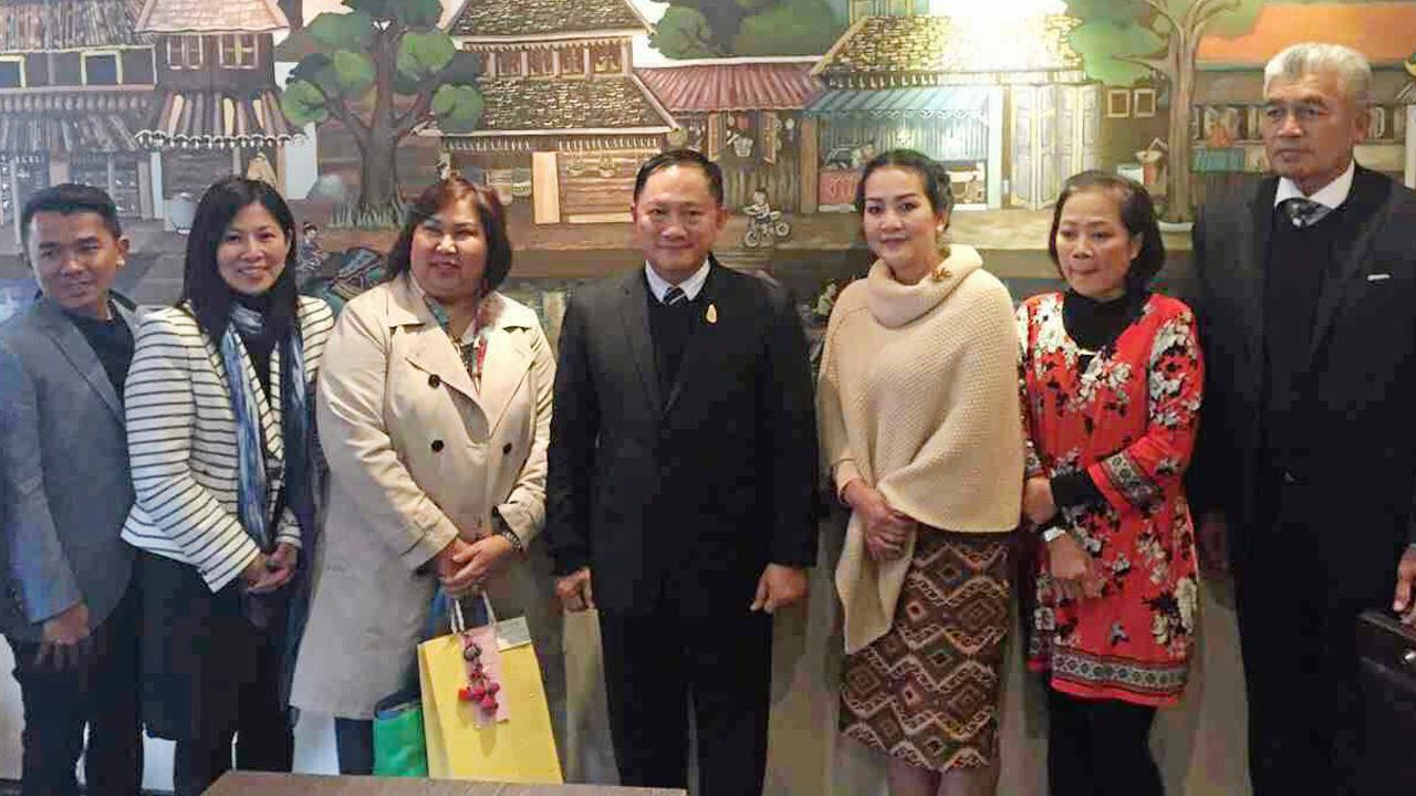 พบคนไทย พล.ต.อ.อดุลย์ แสงสิงแก้ว รมว.การพัฒนาสังคมฯ นำคณะไปร่วมพบปะคนไทยในอังกฤษเพื่อรับฟังปัญหา มี ดร.นริสา เชื้อวิดุลย์ ประธานไทยสไมล์ กรุ๊ป และ อดิศักดิ์ เพชรสงค์ ร่วมต้อนรับ ที่กรุงลอนดอน.