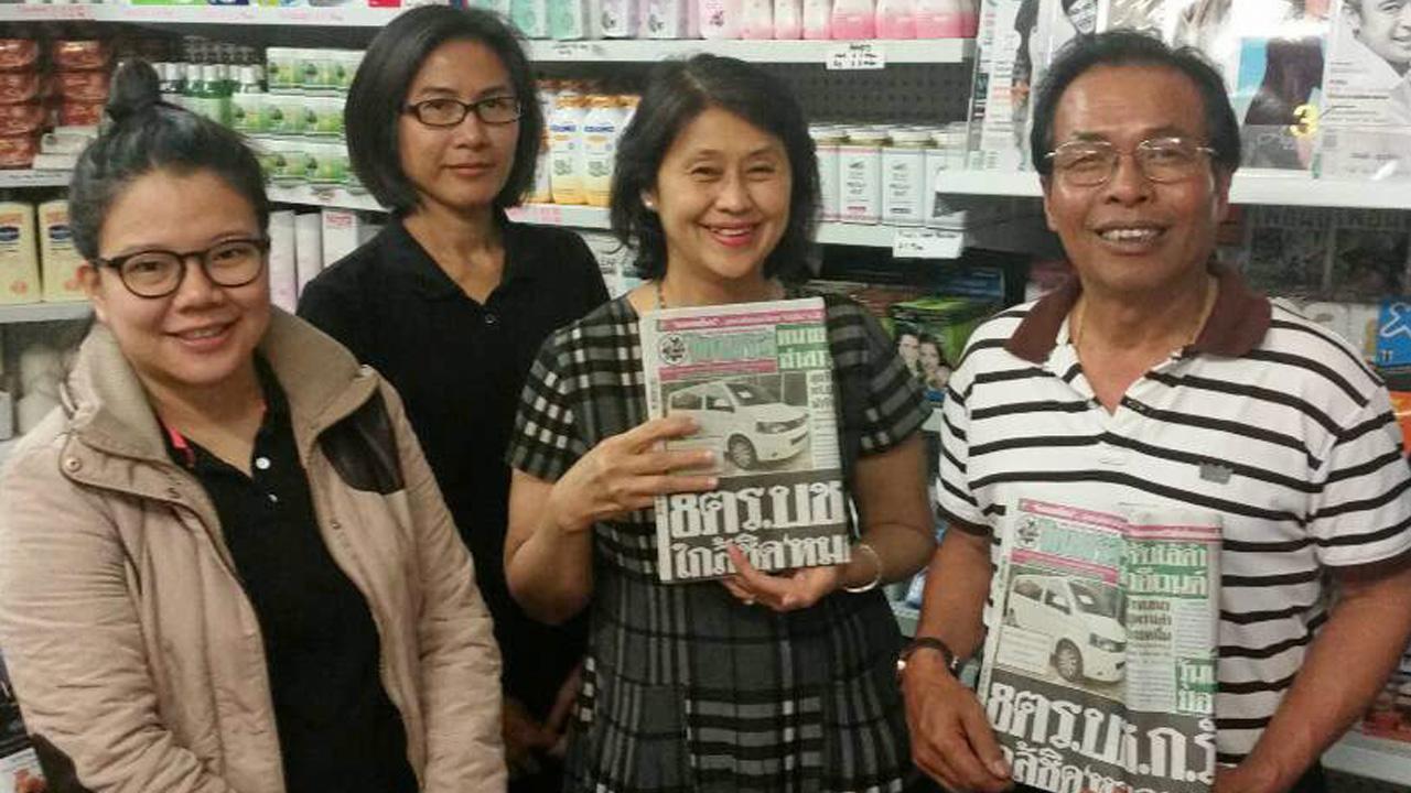 เยี่ยมเอเย่นต์ ก้อง-บุญพอ นาคเงินทอง หัวหน้าศูนย์ข่าวไทยรัฐประจำออสเตรเลีย ไปเยี่ยมร้านรังผึ้ง ซิดนีย์ เอเย่นต์จำหน่ายไทยรัฐมากที่สุดในออสเตรเลีย มี ธนารัตน์ อึ้ง-กุระรัชท์ เจ้าของร้านต้อนรับ.