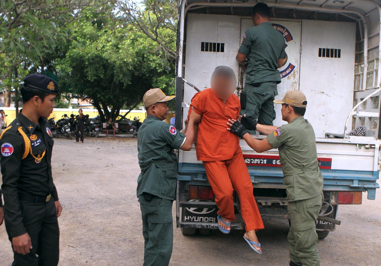นำตัวนายเย็ม ชรินมาขึ้นศาล