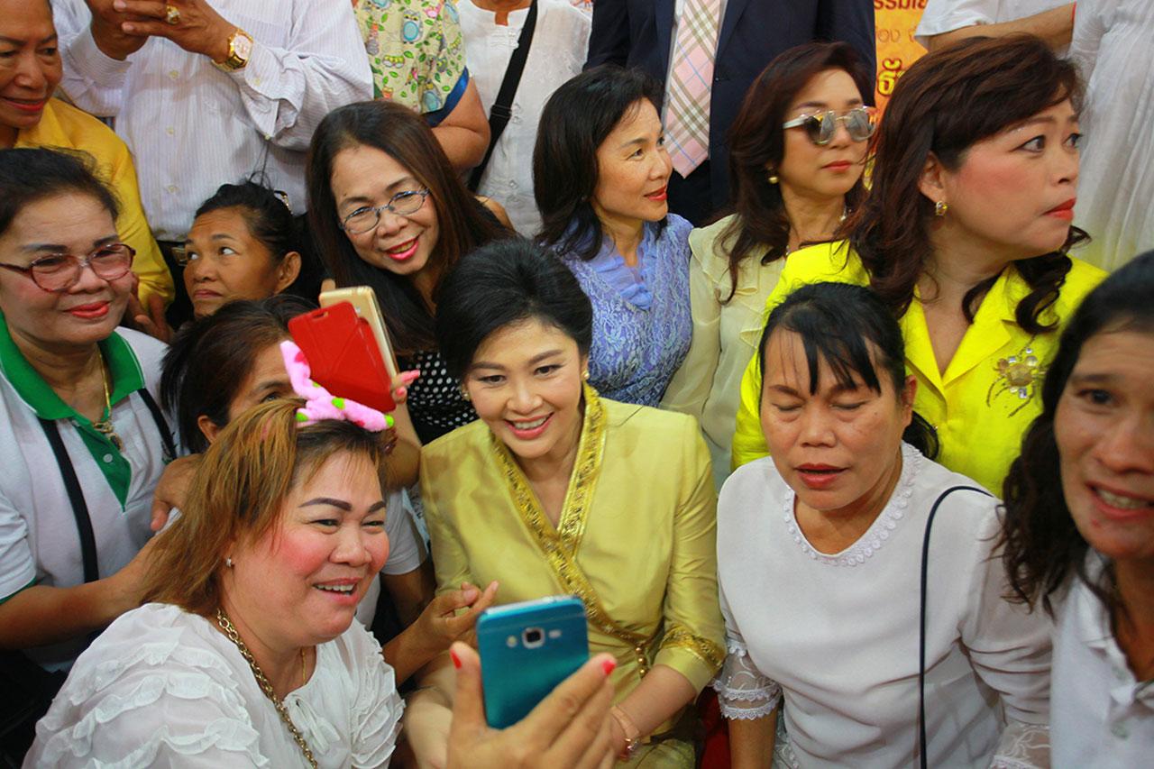 แฟนคลับให้กำลังใจ พร้อมร่วมถ่ายภาพเป็นที่ระลึก