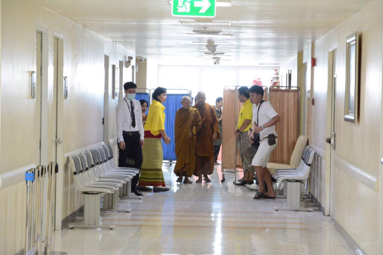 พระอาจารย์ ไม อินทรสิริ วัดป่าเขาภูหลวง จ.นครราชสีมา มาสวดอยู่หน้าห้อง