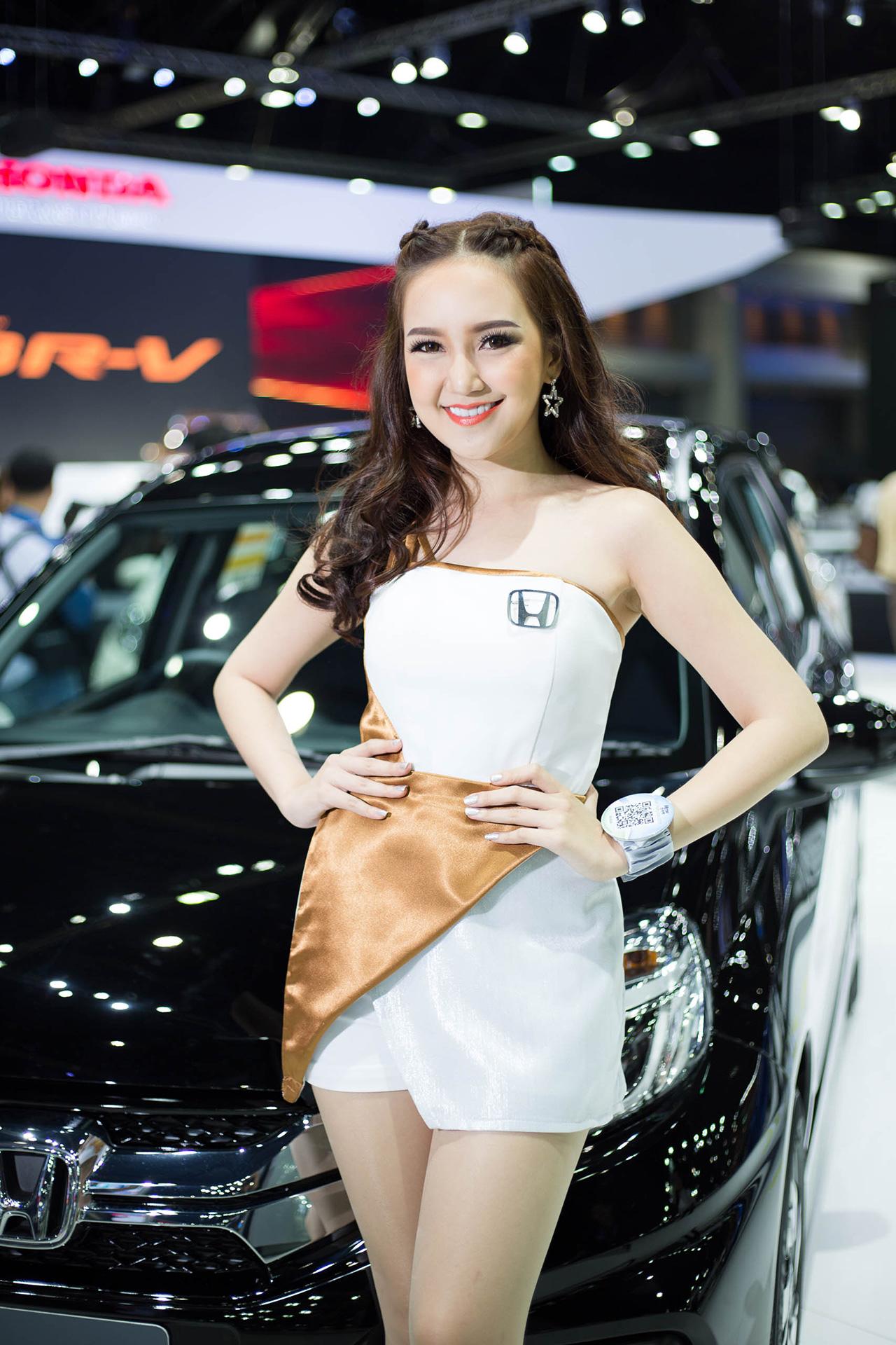 พริตตี้โพสท่านางงาม