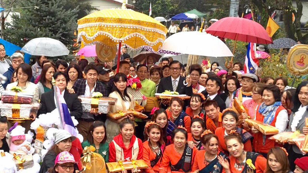 กฐินสามัคคี สีหศักดิ์ พวงเกตุแก้ว ออท. ณ กรุงโตเกียว ประเทศญี่ปุ่น ไปเป็นประธานในงานทอดกฐินสามัคคีที่วัดป่าพุทธรังษี โตเกียว นำปัจจัยบูรณะวัดที่ถูกเพลิงไหม้ มีข้าราชการและชาวไทยไปร่วมทำบุญกันจำนวนมาก.
