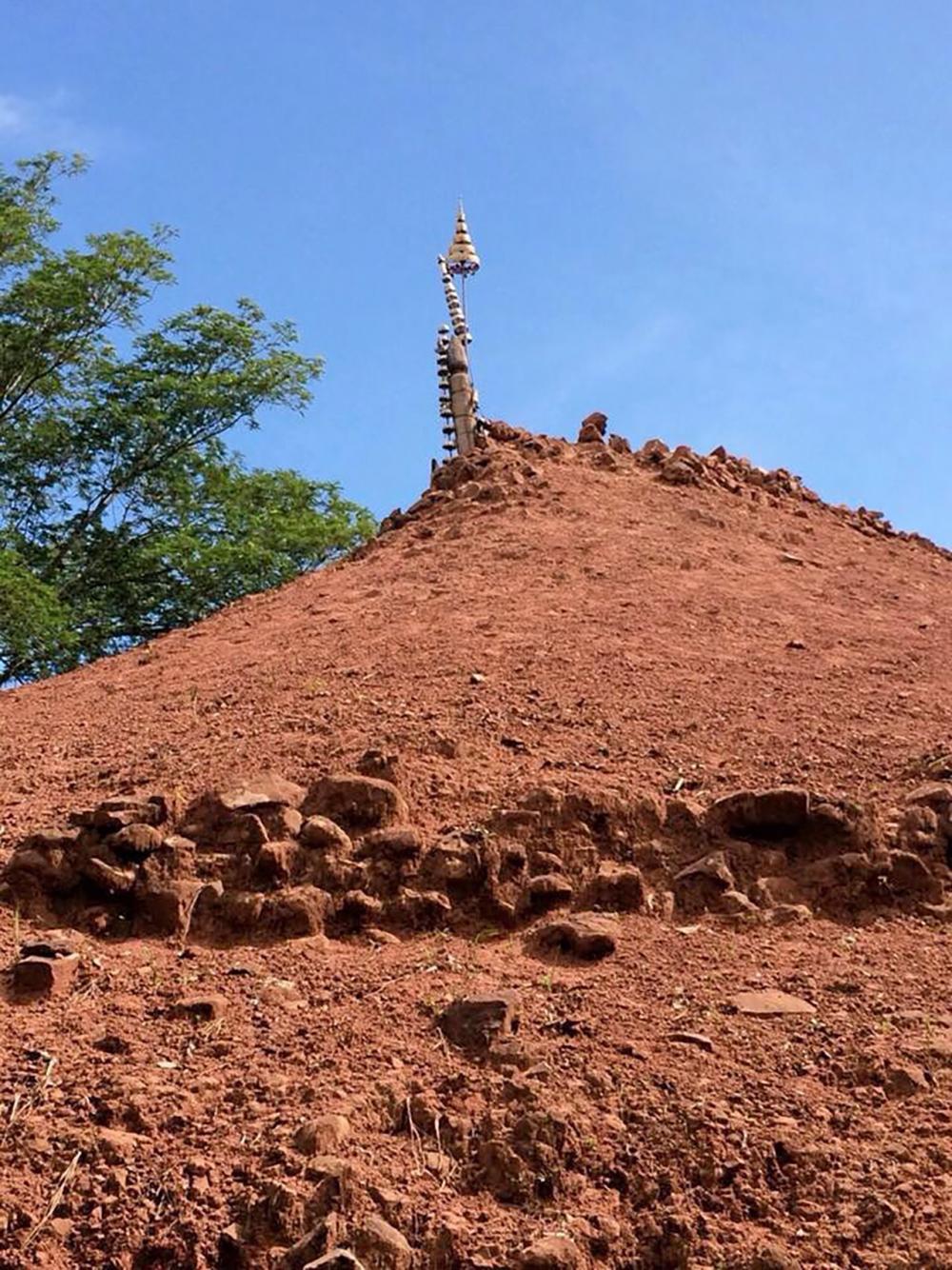 พระธาตุดินแทน