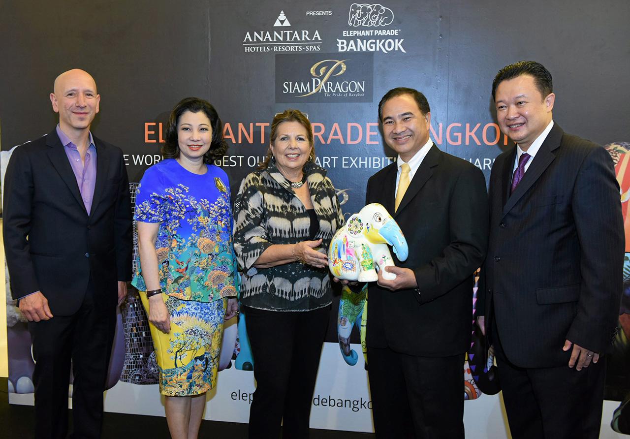 มร.ไมค์ สปิตส์ ผู้ก่อตั้งเอเลเฟนท์พาเหรด, ชฎาทิพ จูตระกูล, เคธี ไฮเน็ค, กลินท์ สารสิน และยุทธศักดิ์ สุภสร ผู้ว่าการ ททท. ร่วมกันเปิดนิทรรศการ เอเลเฟนท์พาเหรด กรุงเทพฯ.