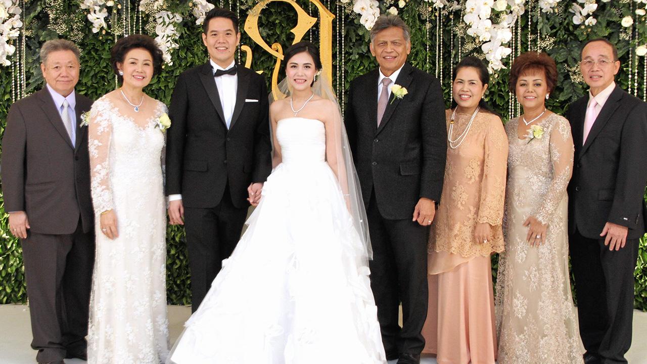 วิวาห์ชื่นมื่น ดร.สุรินทร์ พิศสุวรรณ เป็นประธานในงานวิวาห์ระหว่าง สุธิดา บุตรี สุวรรณ-ประภาสิริ ไพศาลเฟื่องฟุ้ง กับ จิรัฎฐ์ บุตร สุรเดช-ยุพา พัฒนพิฑูรย์ โดยมี อริสา พิศสุวรรณ มาร่วมอวยพรด้วยความปลื้มปีติ ที่ห้องรอยัล บอลรูม โรงแรมแมนดาริน โอเรียนเต็ล ค่ำวันก่อน.