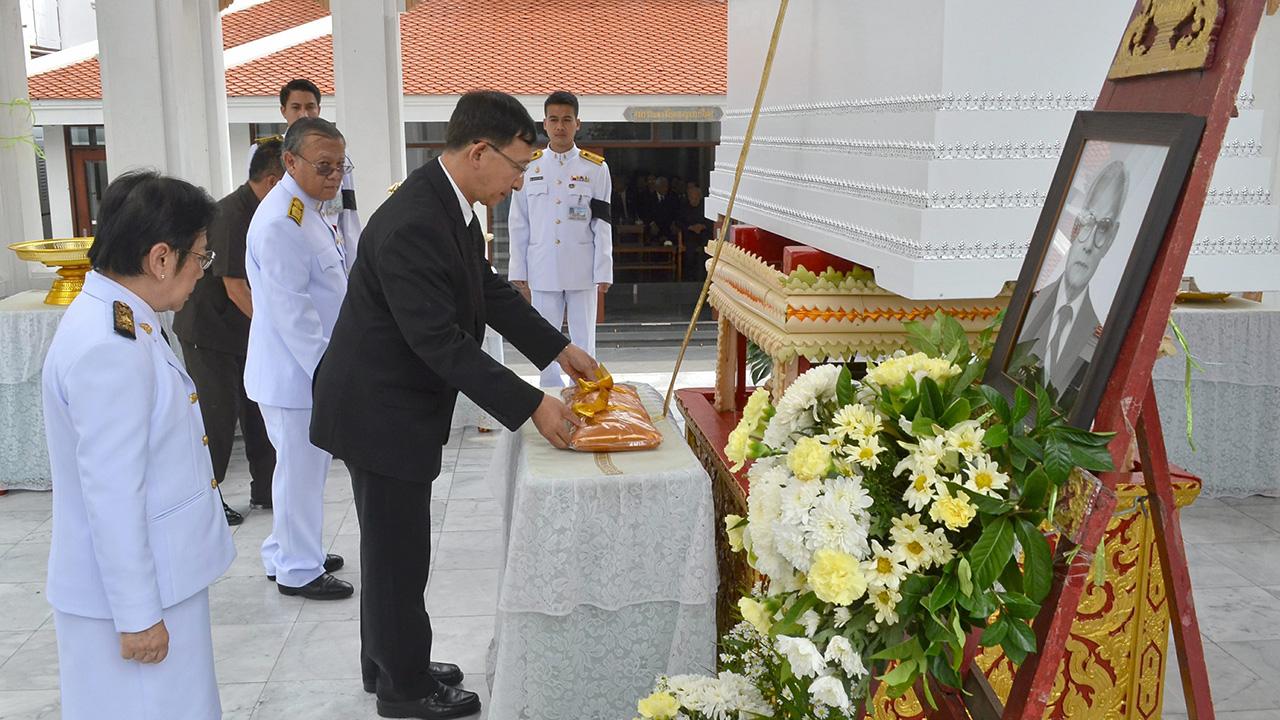 ปลายทางชีวิต ศ.นพ.อุดม คชินทร อธิการบดีมหาวิทยาลัยมหิดล เป็นประธานในพิธีพระราชทานเพลิงศพ พิพัฒน์ สุวรรณกูล บิดาของ ศ.นพ.สุรพล สุวรรณกูล และ นพวรรณ อินทรัมพรรย์ ท่ามกลางบรรดาญาติมิตรผู้ที่รู้จักคุ้นเคยมาร่วมในพิธีด้วย ที่วัดมกุฏกษัตริยาราม วันก่อน.
