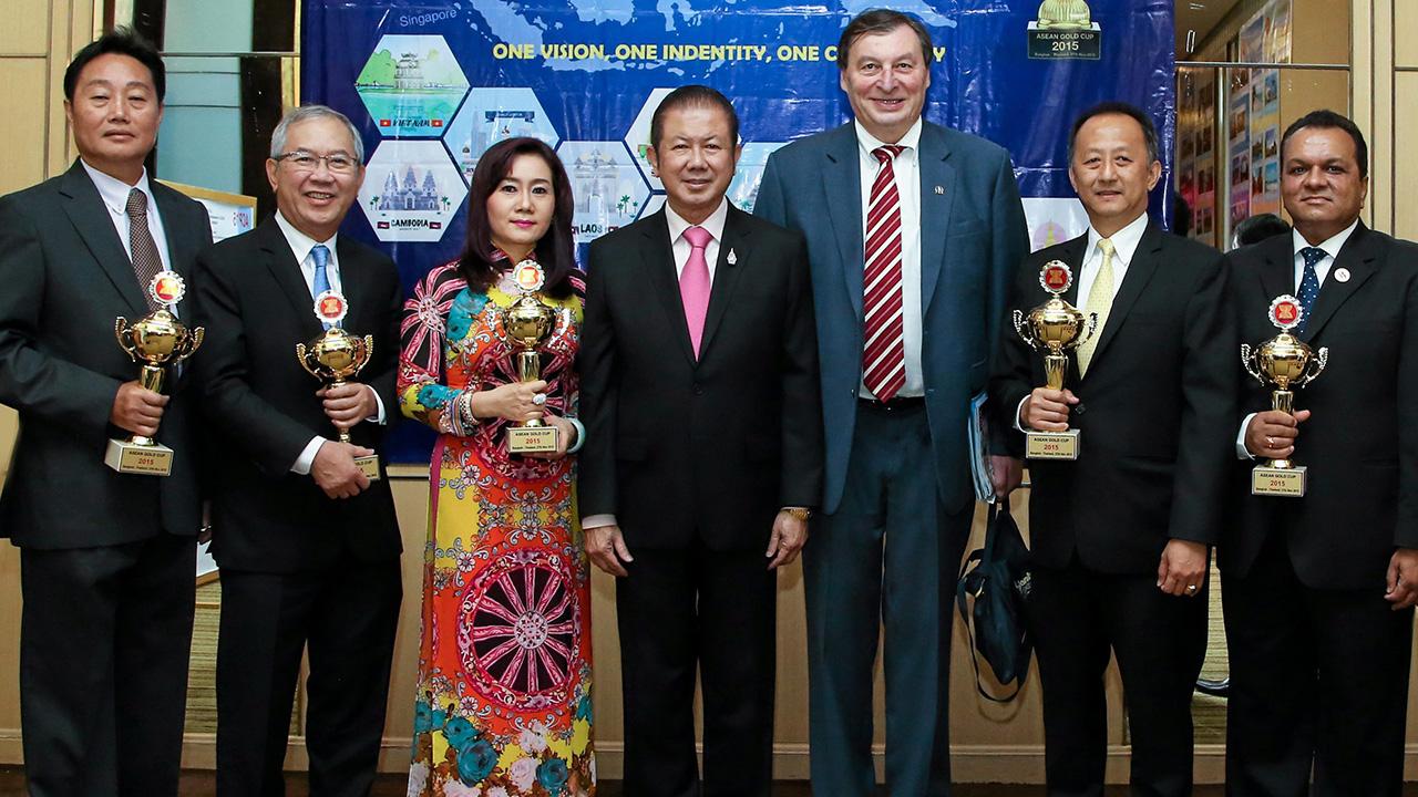 สุดยอด สนั่น อังอุบลกุล และ ดร.ยูริ กูชาคอฟ มอบรางวัลให้แก่ บริษัทยอดเยี่ยมแห่งอาเซียน 2015 จากการจัดของกระทรวงอุตสาหกรรมและการค้าสาธารณรัฐสังคมนิยมเวียดนาม โดยมี วิเศษ วิศิษฏ์วิญญู และ สุเทพ ใต้ธงชัย มาร่วมงานด้วย ที่โรงแรมใบหยก สกาย วันก่อน.