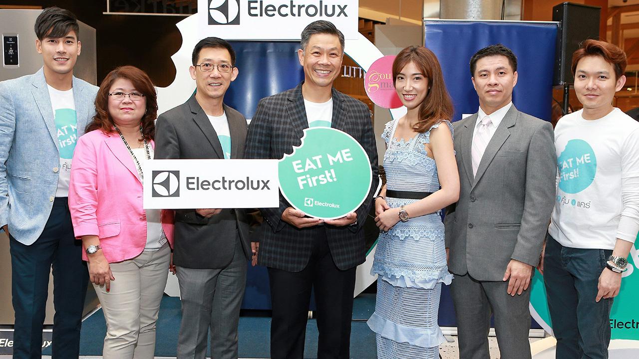 ช่วยรณรงค์ เคนเนธ อึ้ง และ สุทธิ มโนกิจจรูญมั่น เปิดตัวแคมเปญ “EAT ME FIRST! by Electrolux” การรณรงค์ปลุกกระแสช่วยลดการสูญเสียทิ้งขว้างอาหาร โดยมี บุญญาภาณิ์ เบญจรงคกุล, ศุภวุฒิ ไชยประสิทธิ์กุล และ ภูภูมิ พงศ์ภาณุ มาร่วมงานด้วย ที่ดิ เอ็มควอเทียร์ วันก่อน.
