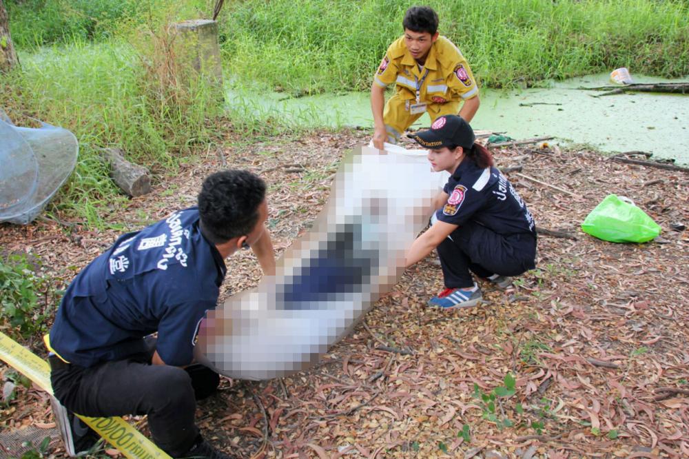 เจ้าหน้าที่นำศพส่งพิสูจน์ หาสาเหตุการเสียชีวิตที่แท้จริง