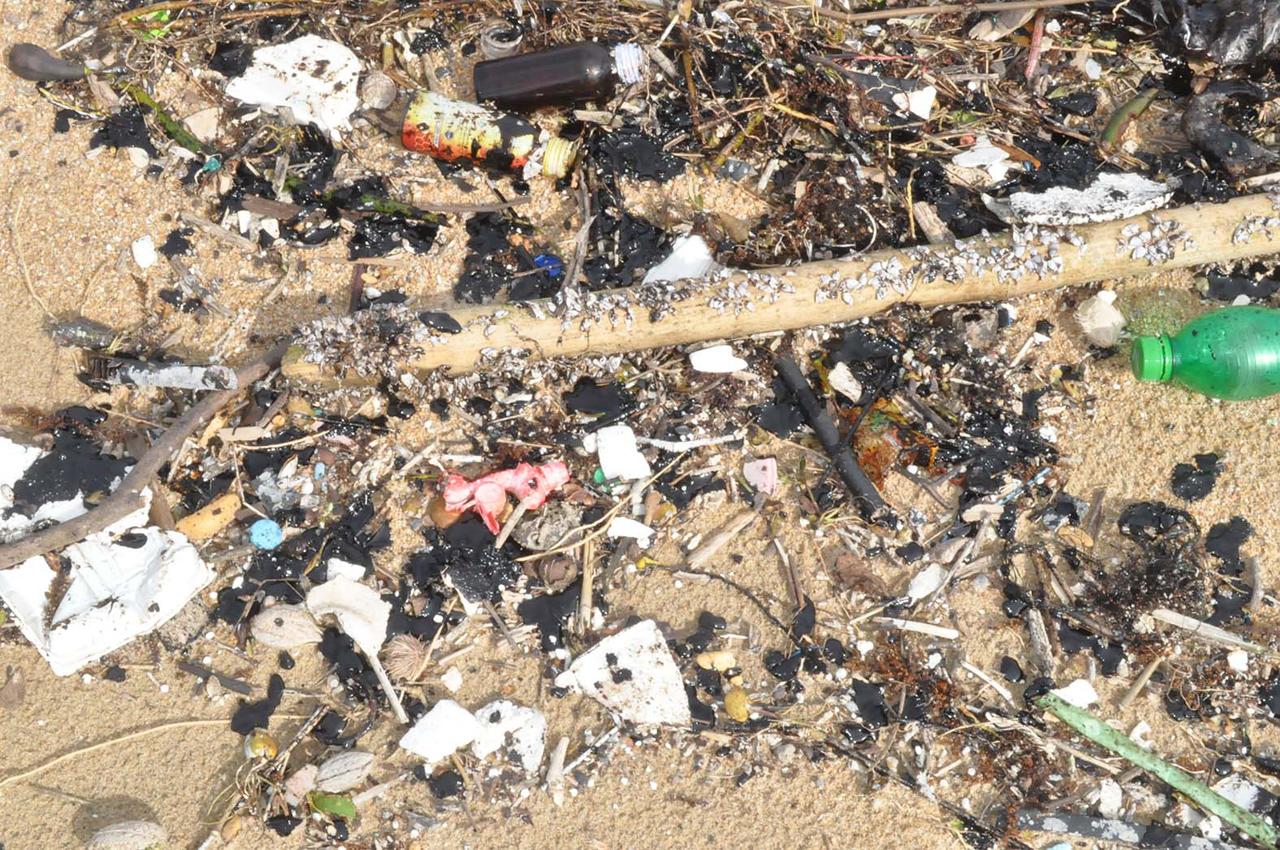 คราบน้ำมันที่ยังเป็นก้อนลอยมาติดชายหาด
