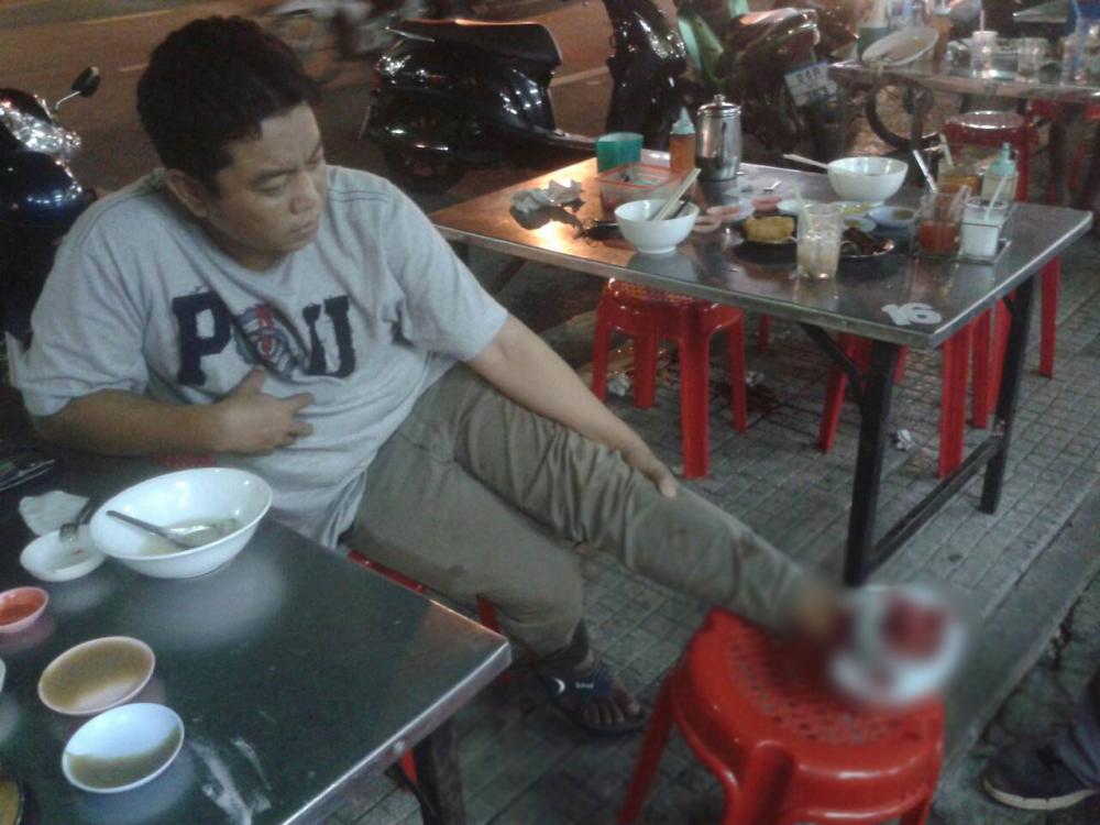 ผู้ได้รับบาดเจ็บที่โดนลูกหลงเหตุยิงกัน กลางร้านกาแฟ ขณะตร.คาด เหตุเกิดจากความหึงหวง