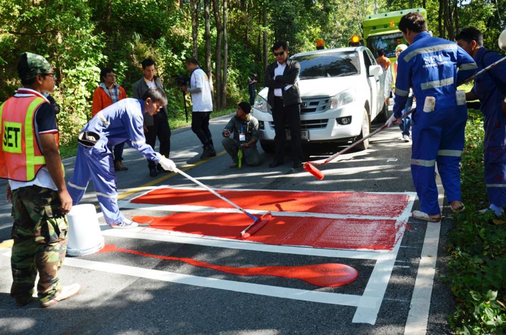 แขวงการทางน่าน เริ่มทาสีถนนกันลื่น หรือ Anti skid ทางหลวงหมายเลข 1168 น่าน- อ. แม่จริม