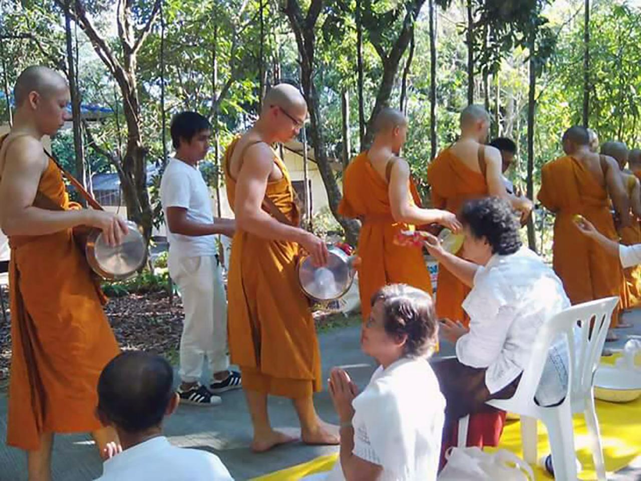 ญาติโยมใส่บาตร