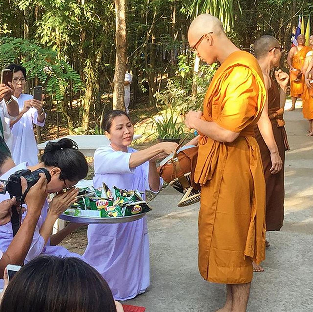 แม่แก้ว ใส่บาตร