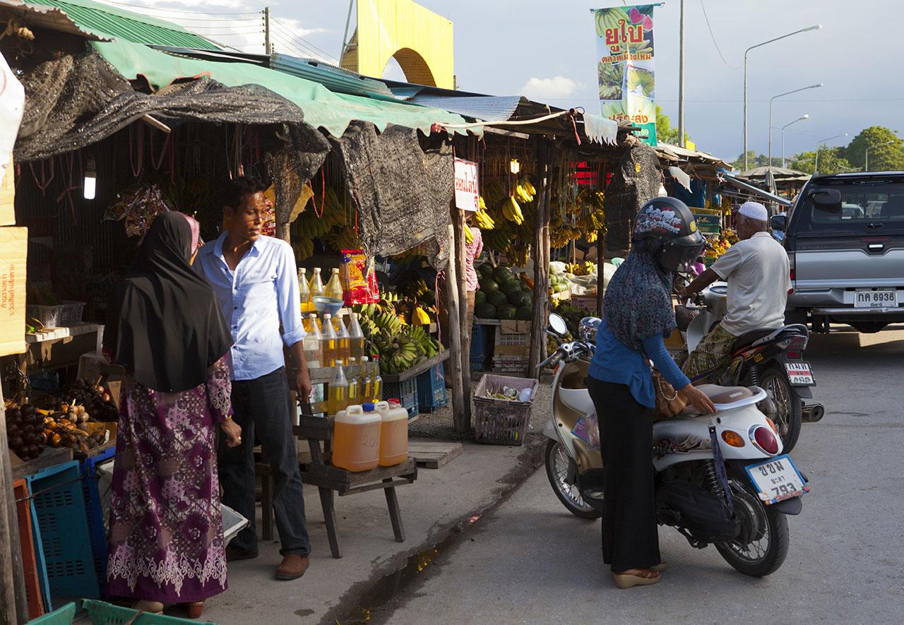 ชาวยะลามาจับจ่ายที่ตลาดคึกคัก