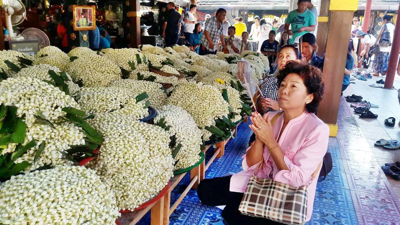 ถวายมาลัยมะลิ 1 แสนพวง แก้บนหลวงพ่อทันใจ! เชื่อช่วยให้กลับมาเดินได้