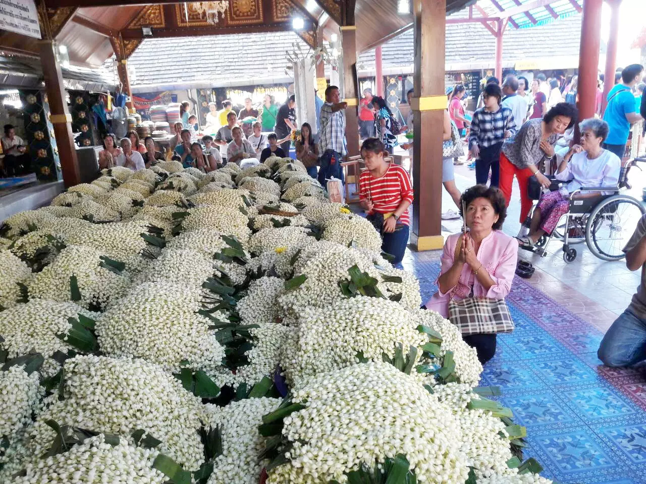 ถวายมาลัยมะลิ 1 แสนพวง แก้บนหลวงพ่อทันใจ! เชื่อช่วยให้กลับมาเดินได้