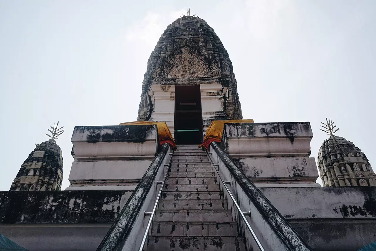 เข้มขลัง มีพลัง งามธรรมชาติจัดสรร วัดมหาธาตุฯ จ.ราชบุรี